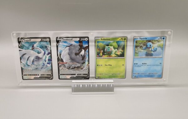 Acryl Case für 4 Pokemon Einzelkarten INKLUSIVE Standfuß
